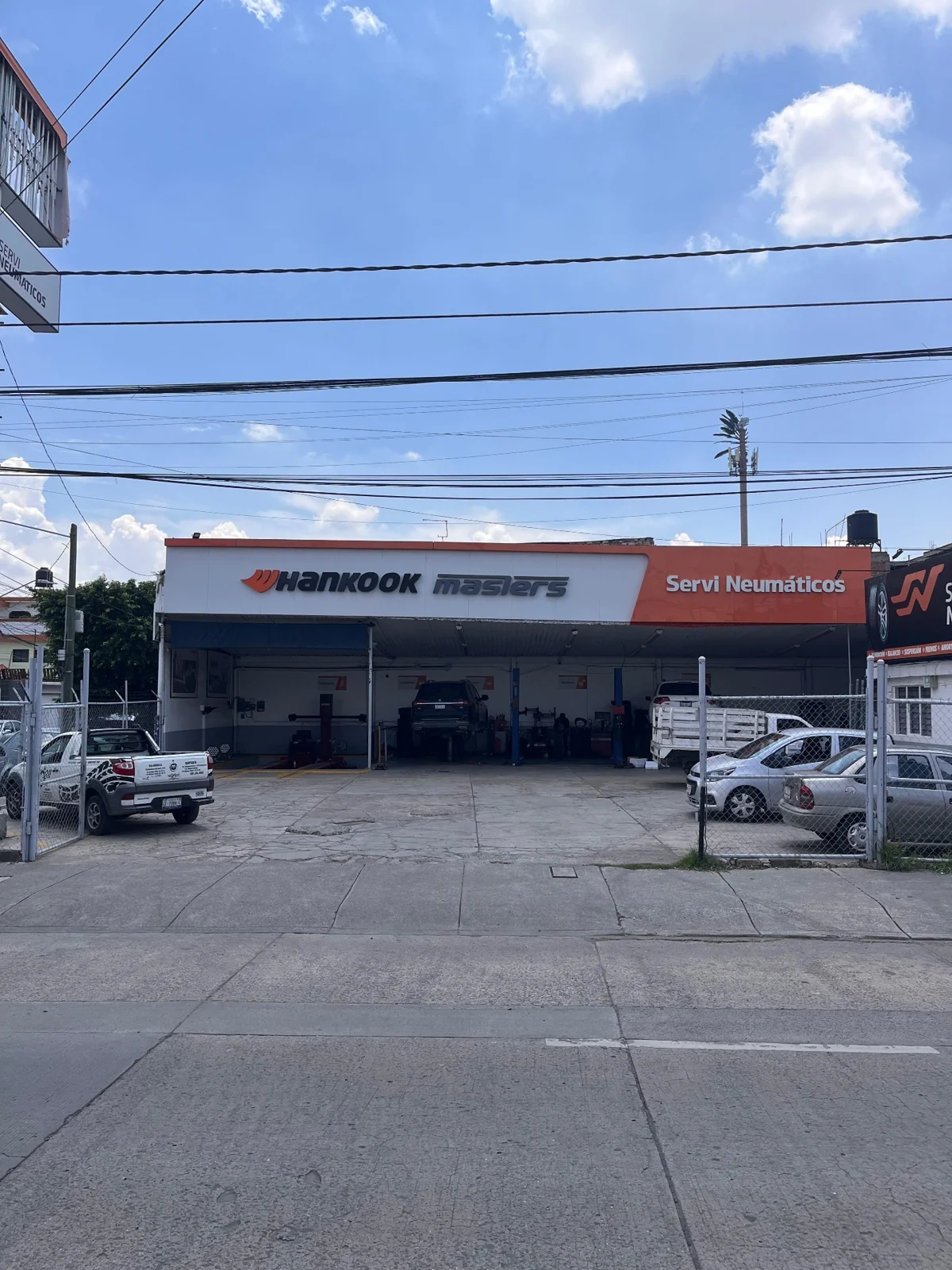 Vista frontal del establecimiento y acceso al área de servicio